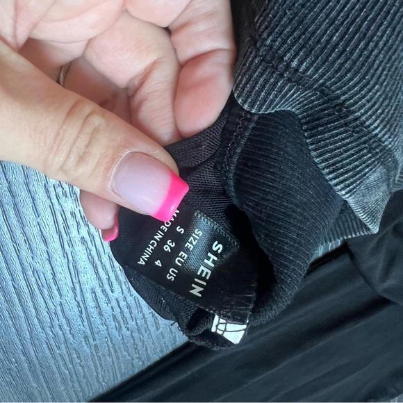 Mesh cut out crop top - Picture 2 of 2